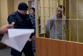 Водителя упавшего в реку автобуса оштрафовали на 106 тысяч рублей за «резиновую» квартиру с 50 мигрантами
