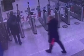 Безбилетник набросился на пассажира метро, помешавшего ему пройти через турникет