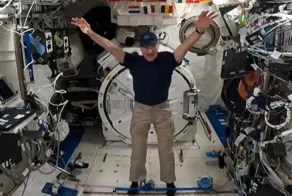 Как надеть штаны в космосе: астронавт NASA показал забавное видео с МКС