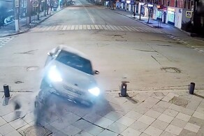 Таран ограждения пешеходной улицы
