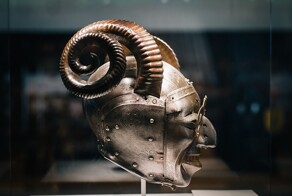 Нестандартный рогатый шлем-армет короля Генриха VIII