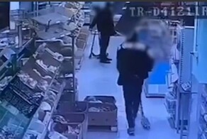 Самокатчик прокатился по магазину, а затем избил мужчину за замечание