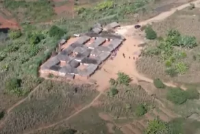 Особенная семья: мужчина построил небольшую деревню для 16 жен и 104 детей