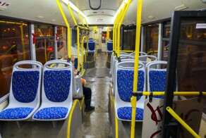 "Эта женщина вам в бабушки годится!": в Петербурге подростки оплевали кондуктора автобуса