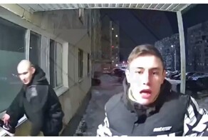 Синие ходоки штурмуют дверь в подъезд