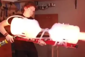 Парень создал мощнейшую газовую пушку из двух бутылей для воды