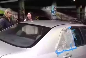 Бомжа, забравшегося в чужую машину, пришлось выгонять с помощью полиции