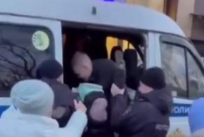 "Вам не стыдно?": москвичи пытались помешать задержанию женщины, катавшейся на самокате с ребёнком