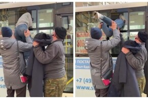 В Балашихе водитель маршрутки случайно заблокировал двери транспортного средства