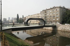 Пешеходный мост в Сараево (4 фото)