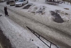Глыба льда с крыши упала на мать с ребёнком
