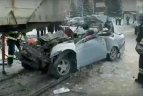 ДТП "Приора" на полной скорости врезается в припаркованную фуру