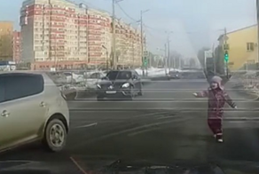 Батя года забыл посадить в машину своего ребёнка и уехал в закат