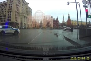 Мужчина попытался остановить кортеж у Кремля