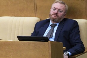 «Показывает себя эскортницей и содержанкой»: депутат Милонов осудил девушек за фото с шикарными букетами