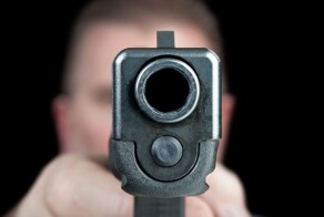 Мужчина выстрелил в сторону женщины, заходившей в подъезд