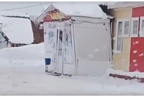 Пристройка к магазину не выдержала веса наваливавшегося снега