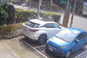 Красиво ушел: автомобиль провалился под землю на Тайване