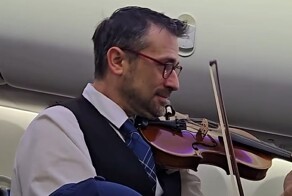 Бортпроводника раскритиковали за игру на скрипке