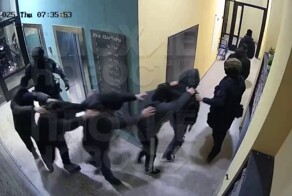 В Москве ОМОН заставил нелегалов идти гуськом — один из приезжих получил смачный подзатыльник