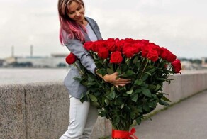 «Как умеет любить хулиган»: в преддверии 8 марта в Москве стали продавать букеты цветов за миллион рублей