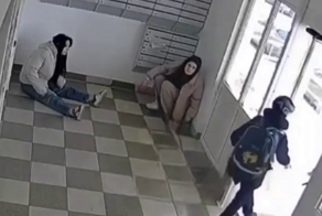 Две девушки в амёбном состоянии устроили перформанс в подъезде