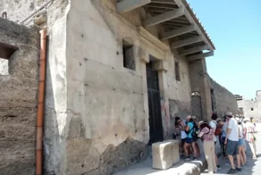 Пожилого немца арестовали после попытки украсть древнюю колонну в Греции