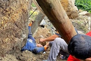 Женщина чудом выжила, угодив под гигантский валун