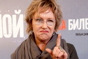 Актриса Ирина Розанова не сдержала эмоций и выругалась матом в прямом эфире на кинофестивале в Ханты-Мансийске
