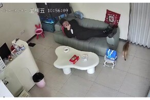 Мотороллер «скинул» водителя и влетел в здание в Китае