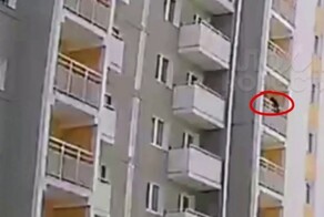 В Иркутской области очевидцы чуть не сошли с ума от паники, когда 5-летний мальчик повис на карнизе балкона