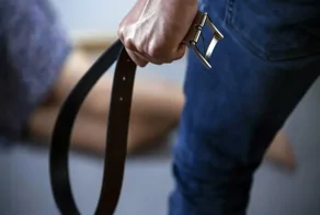 В Миассе охранник по кличке Шрек отхлестал посетителя ремнём