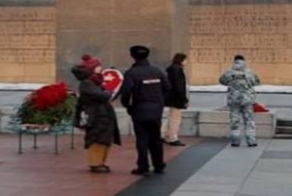 8 марта в Петербурге задержали пару, укравшую букеты с мемориала на кладбище