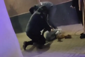 "Женщин бить - это в порядке вещей?": в Рязани полицейские жёстко задержали девушку, прорывавшуюся в ночной клуб