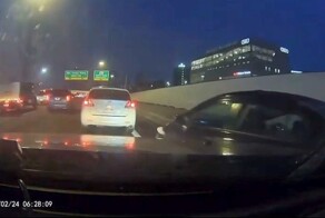 Водитель любезно помог обочечнику вернуться в ряд