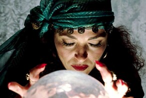 «Неучи и шарлатаны - объявляю вам войну!»: в Госдуму внесли законопроект о запрете рекламы астрологов и колдунов