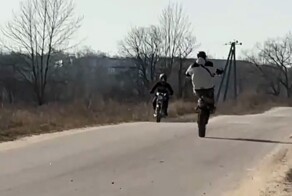 Брачные игры двух мотоциклистов