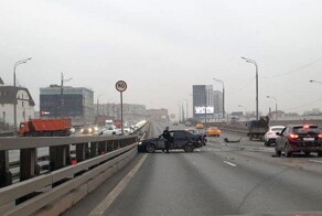 Грузовик пробил ограждение и смял автомобили в Москве