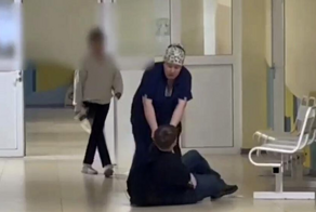 Школьная уборщица оттаскала мальчика после фразы, брошенной в её адрес