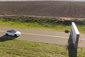 Блогер обманул автопилот Tesla и протаранил стену с рисунком пустой дороги