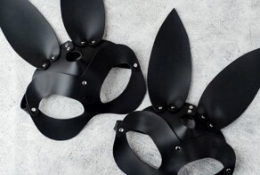 «Здесь вы можете подобрать костюм для любой роли»: чиновница из Читы прорекламировала театр для взрослых и надела кожаную маску