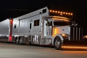 Дом на колёсах с прицепом-автомастерской выставили на продажу за 850 тысяч долларов