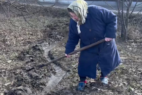 В Тамбове пенсионерка борется с затоплением дома вместо работников Водоканала
