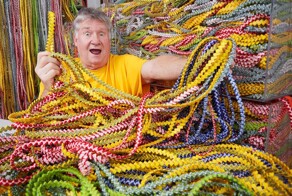 Американец сплел самую длинную в мире цепочку из оберток от жвачек