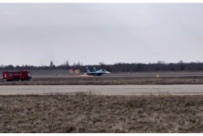 Редкие кадры посадки Су-34 без шасси