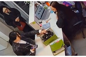 Женщина пытается вернуть грязную обувь