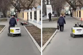 Робот-курьер пытается объехать бабушку