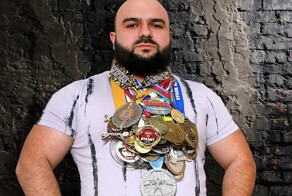 Чемпион мира по жиму штанги лёжа оскорбил ФСБ, назвал Краснодар Арменией и попал под проверку полиции