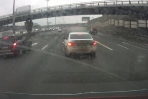 BMW, открытый капот и массовое ДТП