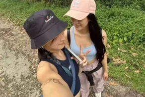 Девушка позировала для фото на природе и не увидела, что ползет возле её ноги